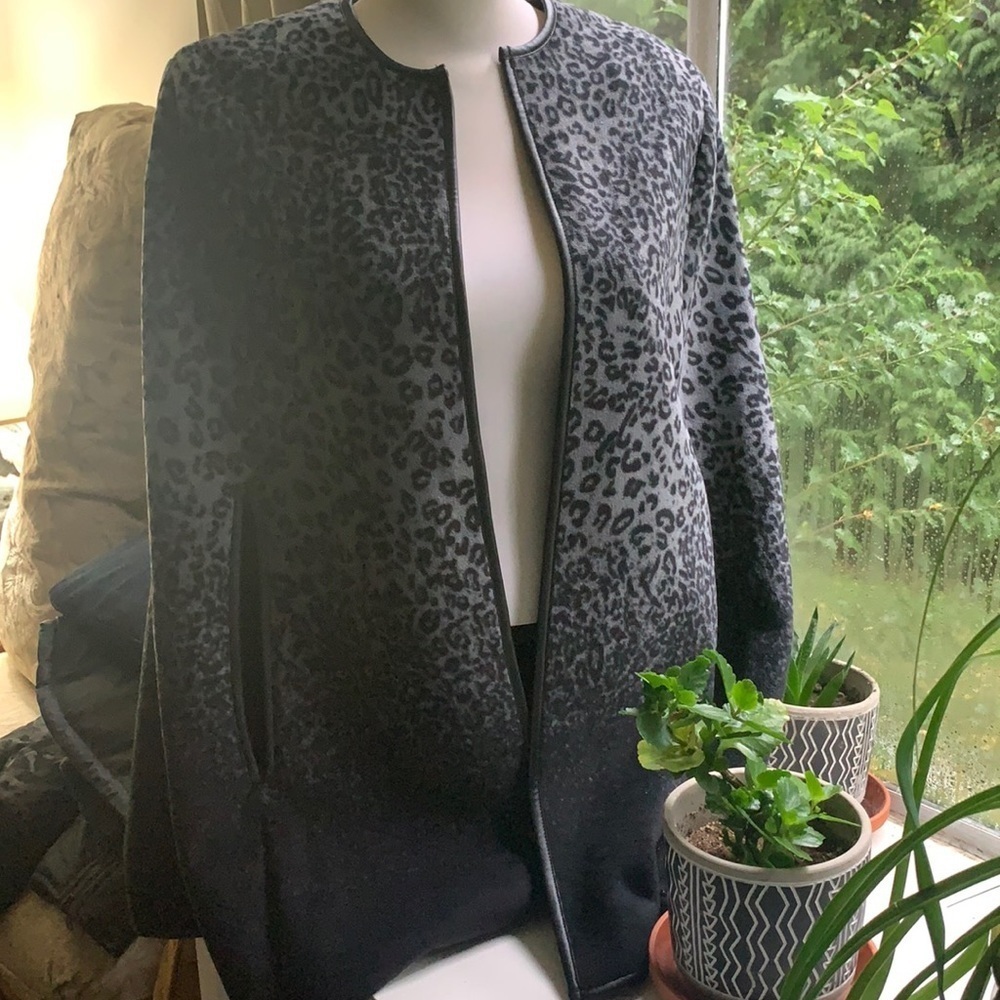 ESTUDIO Elegant Fleece Topper Black / Gray Animal Print